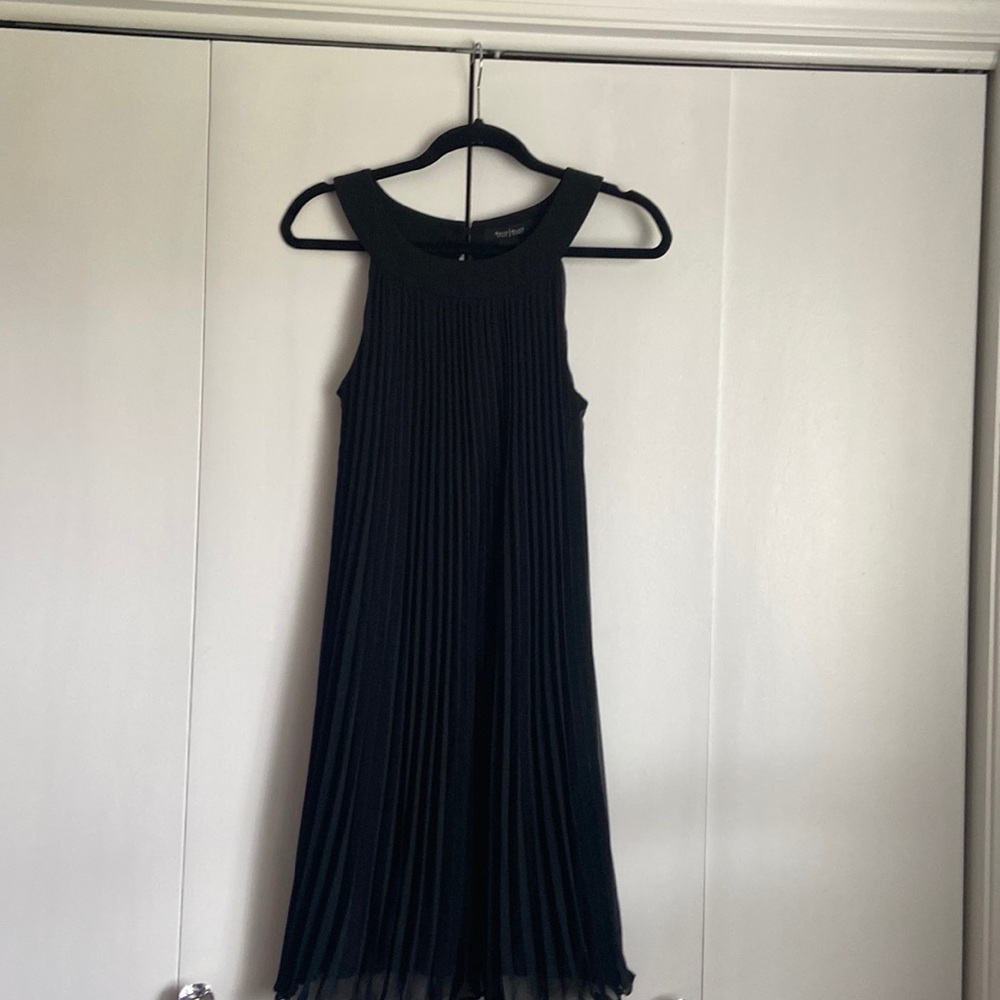 White House/Black Market, stunning little black dress, size 8, shirred, breezy